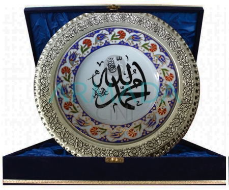 Allah-Muhammed Yazılı Lale-Karanfil Desenli Altın Yaldızlı Porselen Tabak Gümüş Çerçeveli Modelleri El Yapımı El boyaması Çini Tabak Hediyelik Promosyon Ev Ofis Hayırlı olsun hediyesi Arapça Hat Sanatı ile Yazılmış